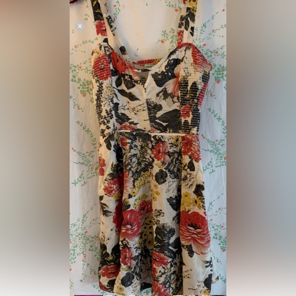 Adorable floral dress/shirt with pockets